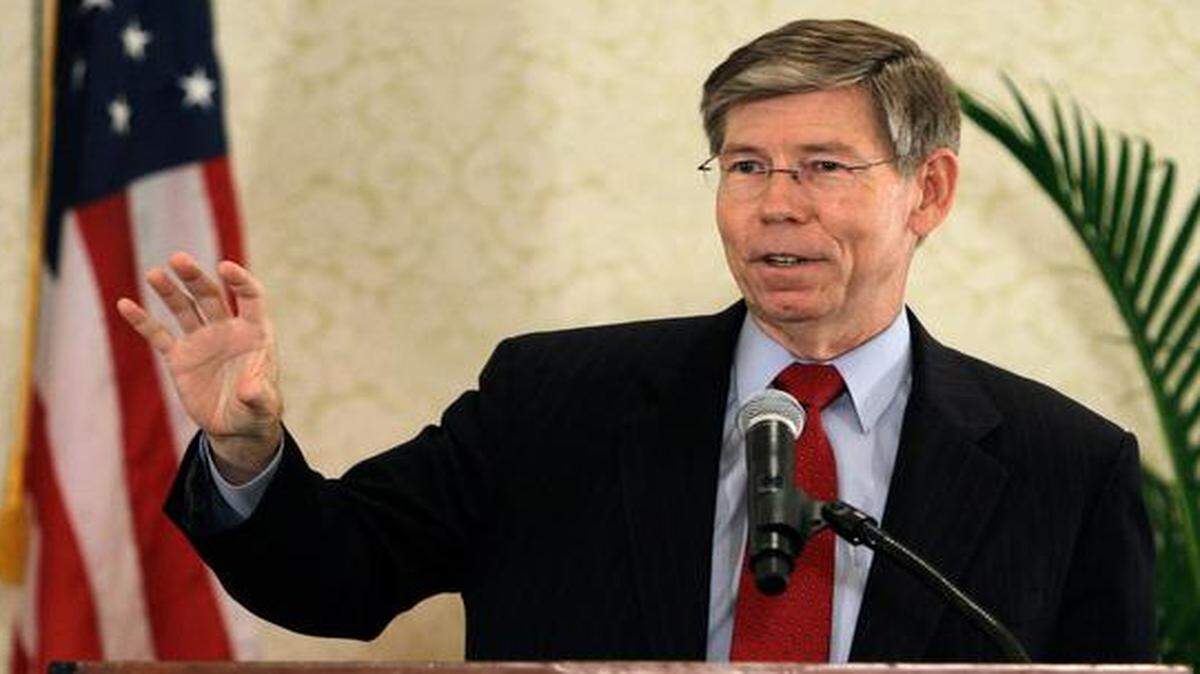 
Florida republican gubernatorial hopeful Bill McCollum gestures as he speaks before the Florida Press Association and FSNE annual meeting Thursday, June 17, 2010, in Sarasota, Fla. 
