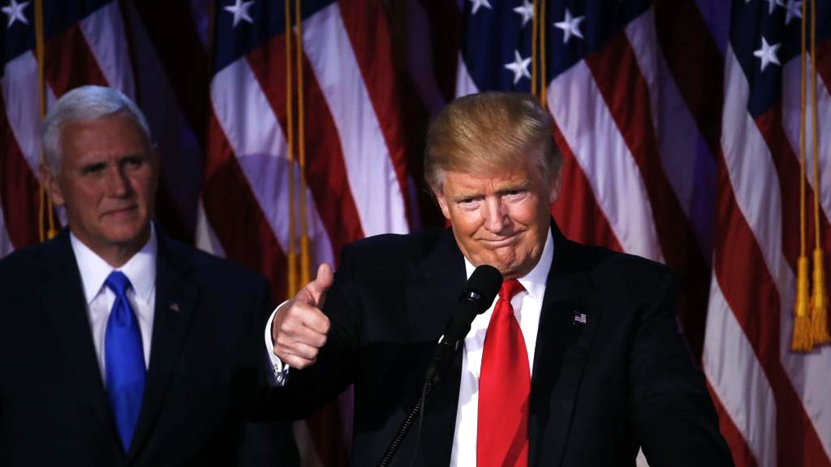 El presidente elector de Estados Unidos, Donald Trump, saluda al público durante su fiesta del día de las elecciones, el miércoles 9 de noviembre en Nueva York. 