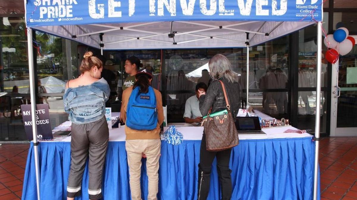 Miami-Dade College students register to vote at the Wolfson campus on Oct. 11.