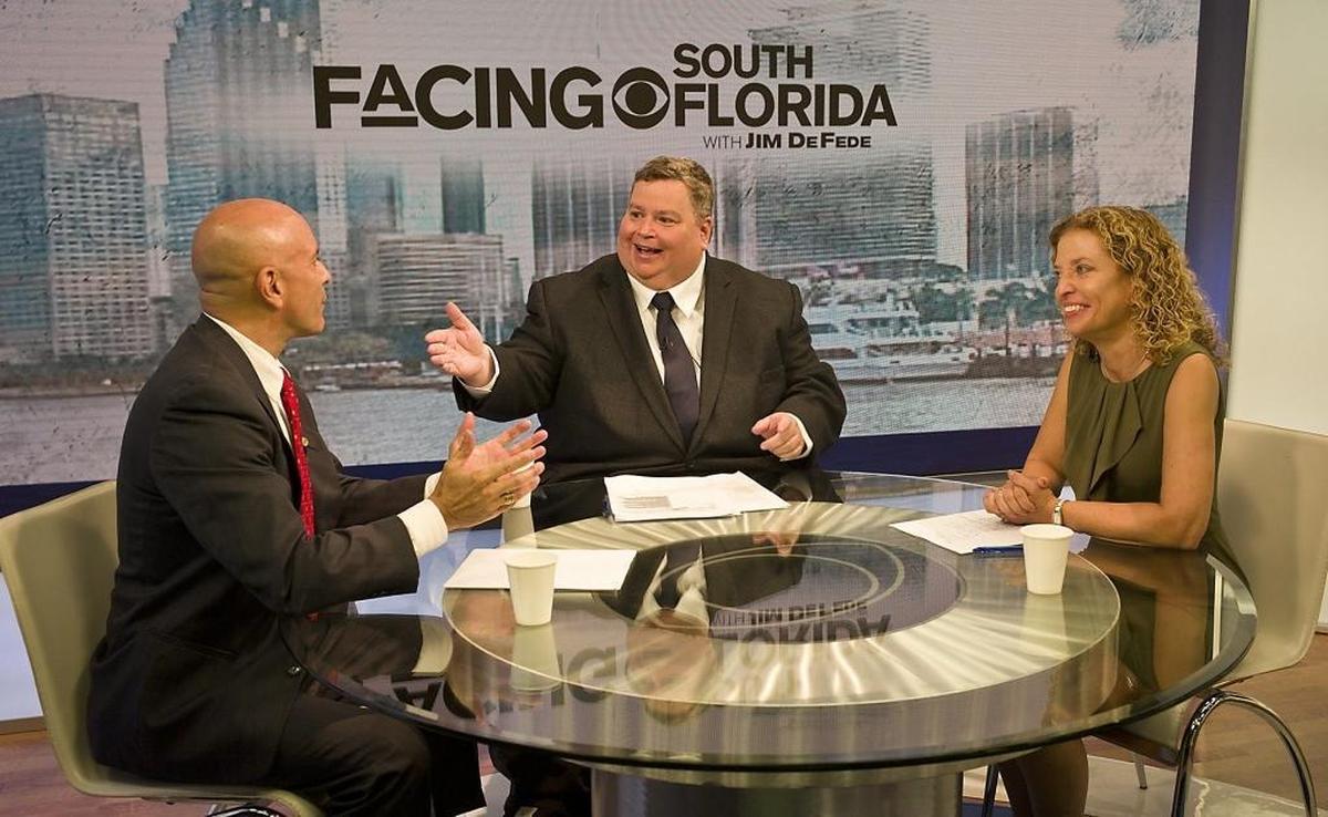 Jim DeFede modera un debate entre el candidato al Congreso federal Tim Canova (izquierda), y la representante federal Debbie Wasserman Schultz en el programa 'Facing South Florida' de CBS4 en 2016. Un nuevo documental de DeFede, periodista de CBS Miami, explora la vida y la muerte de un recluso enfermo mental en una prisión de Miami-Dade.