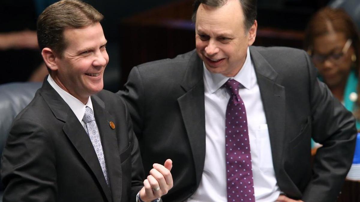 Senate President Andy Gardiner, R-Orlando, left, confers with Sen. Tom Lee, R-Brandon, during session, Friday, March 11, 2016, in Tallahassee.