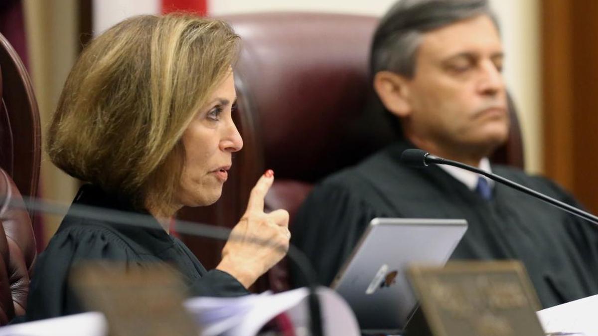 Florida Supreme Court justice Barbara Pariente, left, questions the Florida House attorney about Congressional district maps Tuesday, Nov. 10, 2015, in Tallahassee.