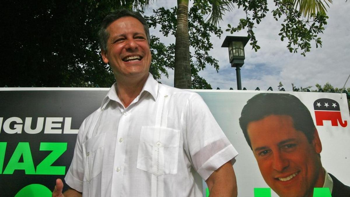 Senator Miguel Diaz de la Portilla, shown campaigning at Shenandoah Middle School in Miami in 2010, offered an amendment to the Senate map that redraws 3 Miami-Dade districts.
