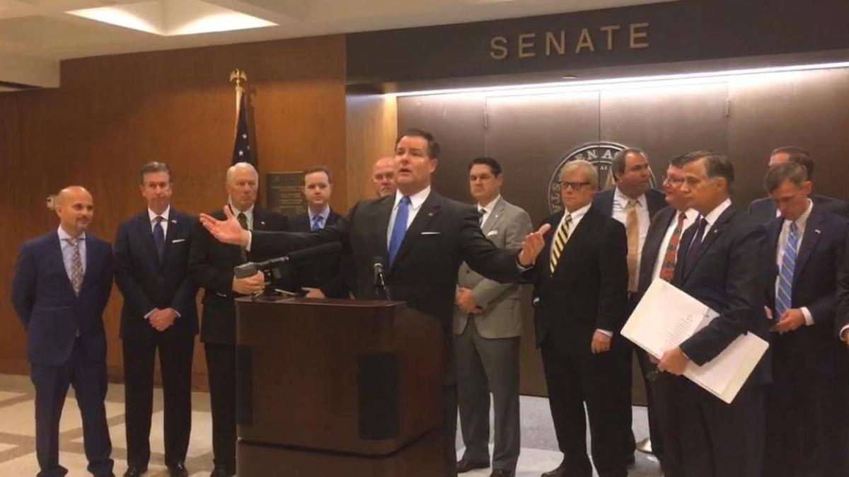 El senador estatal Aaron Bean, republicano de Fernandina Beach, presenta una propuesta para prohibir las llamadas ciudades santuario en la Florida, durante una conferencia de prensa el 8 de febrero de 2017 en el Capitolio de la Florida, en Tallahassee.