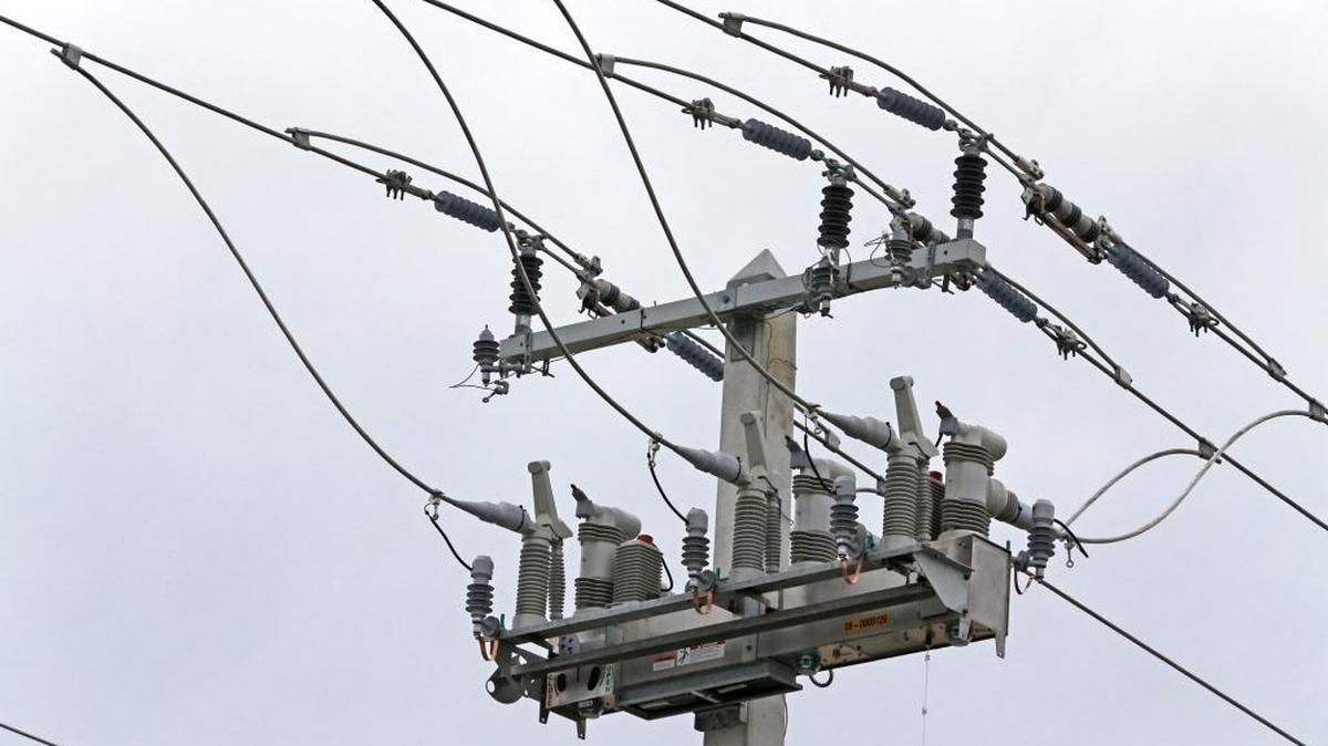Hardened energy grid equipment in Fort Lauderdale in 2016. Proposal 51, which would have allowed customers to choose their electricity provider and pushed the state’s monopolized utilities to compete with third parties, failed to pass a Constitutional Revision Commission committee Friday.