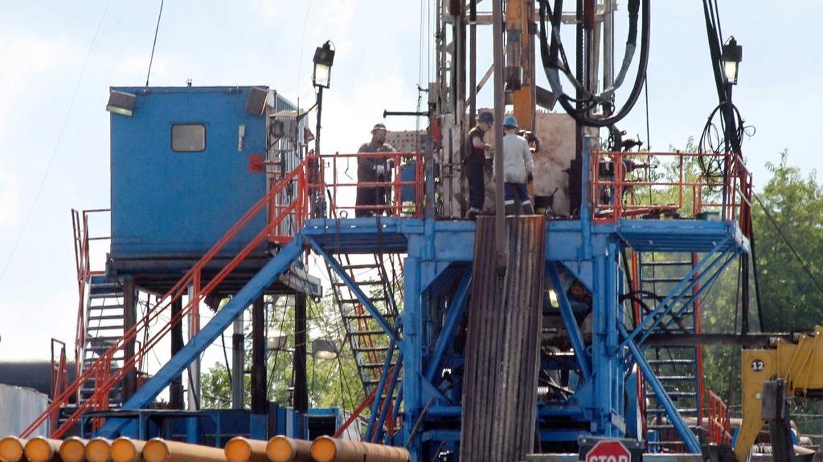 A crew works on a gas drilling rig at a well site for shale-based natural gas in Zelienople, Pennsylvania, in 2012.