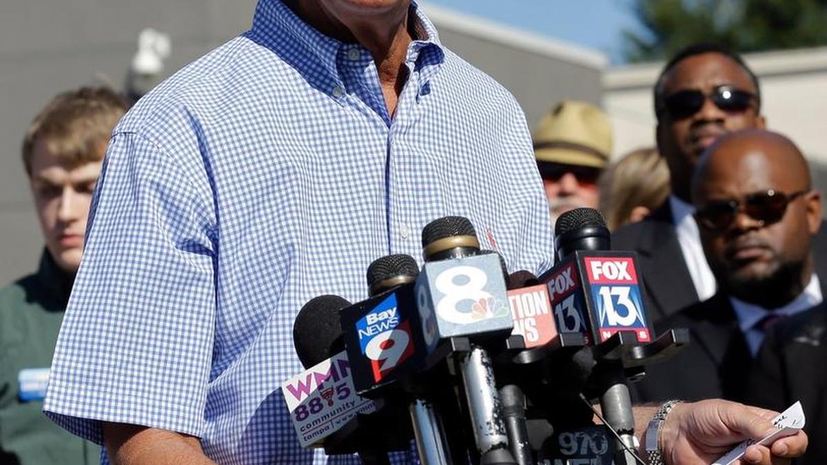 Former Republican Florida Gov. Charlie Crist announces that he is running for the U.S. Congress during a news conference Tuesday in St. Petersburg.