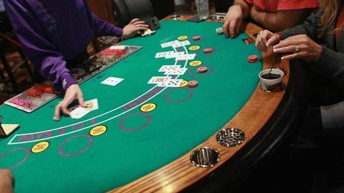 The Seminole Tribe faces a deadline of Oct. 29 to reach a deal on its blackjack tables.