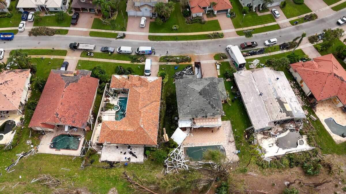 Daños en viviendas cercanas al Aero Club en Wellington, Florida, el 11 de octubre de 2024. Un tornado azotó la zona antes de que el huracán Milton tocara tierra en Florida dos días antes.