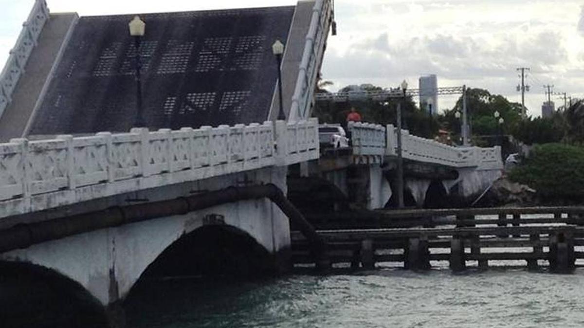 Workers examine the stuck Venetian Causeway east bridge in 2015.