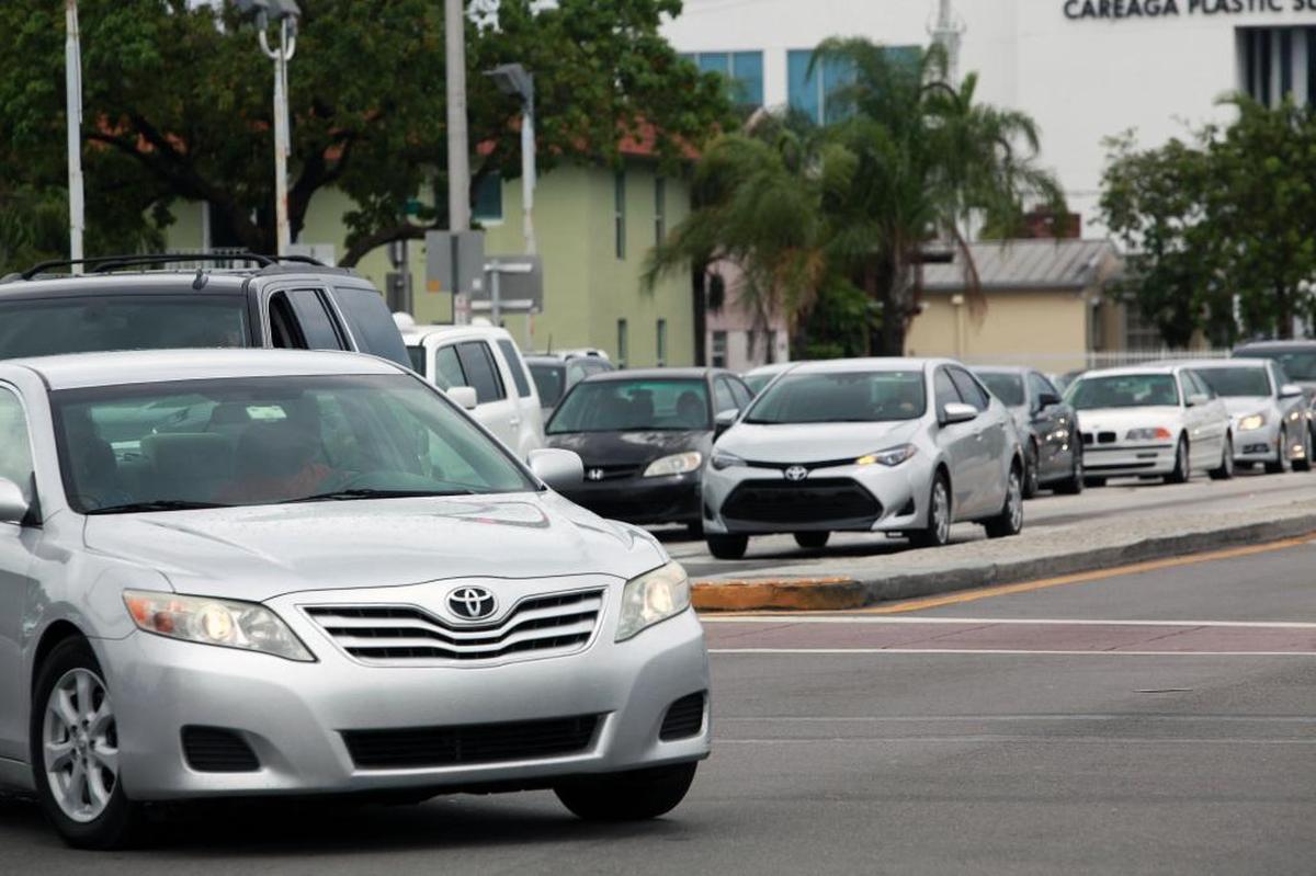 A car makes a left hand turn without turning on it turn signal on Southwest Eighth Street and LeJenue Road on Saturday, June 3, 2017.