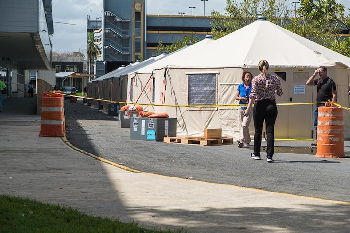 The federal Department of Health has set up mobile hospital tents in the Central Plaza of the Río Piedras Medical Center to accommodate the excess of patients in the main hospital facility in Puerto Rico.