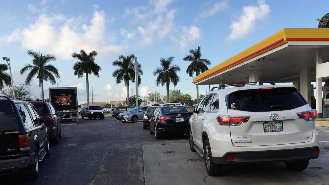 A crowded gas station in Doral on Wednesday, Oct. 5, 2016.