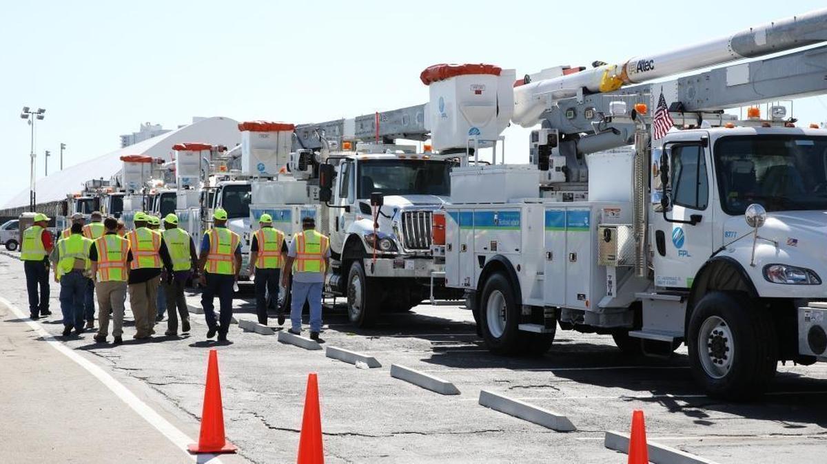 Hundreds of thousands of homes and businesses in Miami-Dade and Broward County were hit by power outages Sunday morning as Hurricane Irma took aim at the lower Florida Keys.