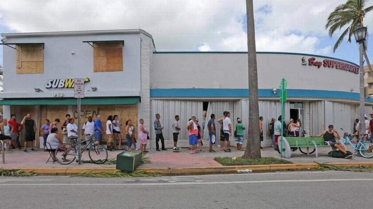 About 50 people line up to purchase basic food and lots of beer at Bay Supermarket in Normandy Isle in Miami Beach after Hurricane Irma on Monday, September 11, 2017. C.M. GUERRERO. cmguerrero@elnuevoherald.com