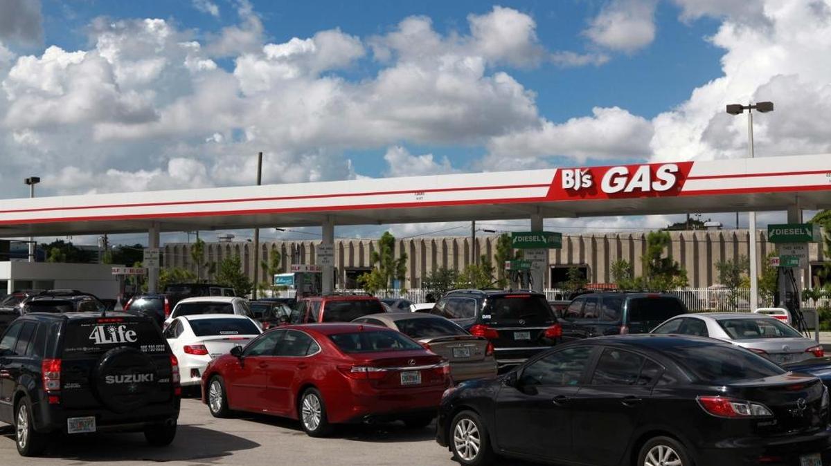 Gas lines were long at BJ’s Gas in Southwest Miami-Dade on October 5, 2016.