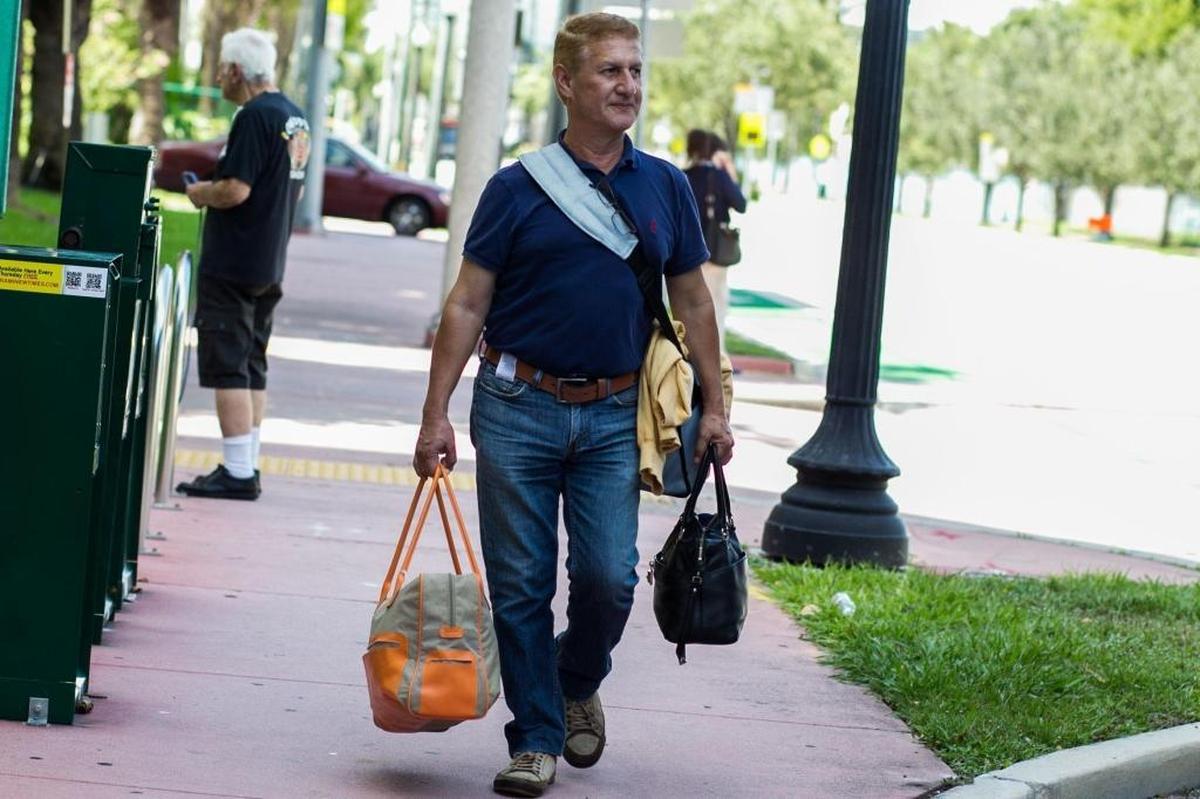 Rebecca resident Jorge Páez walks to get on the bus that will take residents to a shelter in Miami Beach on Thursday.