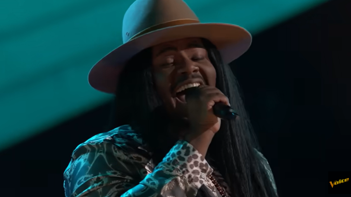 Asher HaVon delivered a “powerful” performance, helping him move forward on “The Voice.”