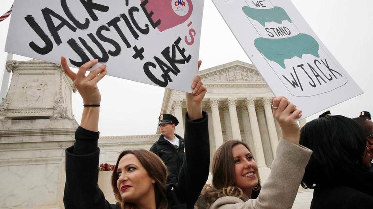 Mujeres con carteles de apoyo a Jack Phillips en el 2017.