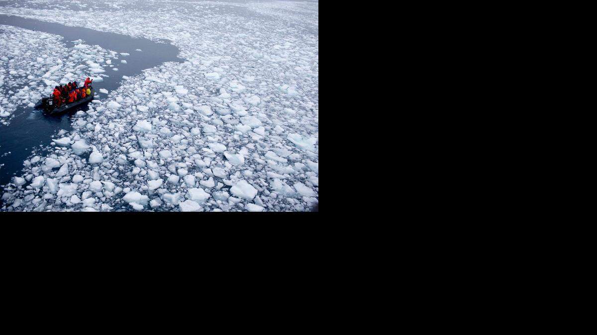 
GETTING WARMER: In January, a zodiac carrying a team of international scientists headed to Chile’s station Bernardo O’Higgins, Antarctica. Parts of Antarctica are melting so rapidly it has become “ground zero of global climate change without a doubt, ” said Harvard geophysicist Jerry Mitrovica. 
