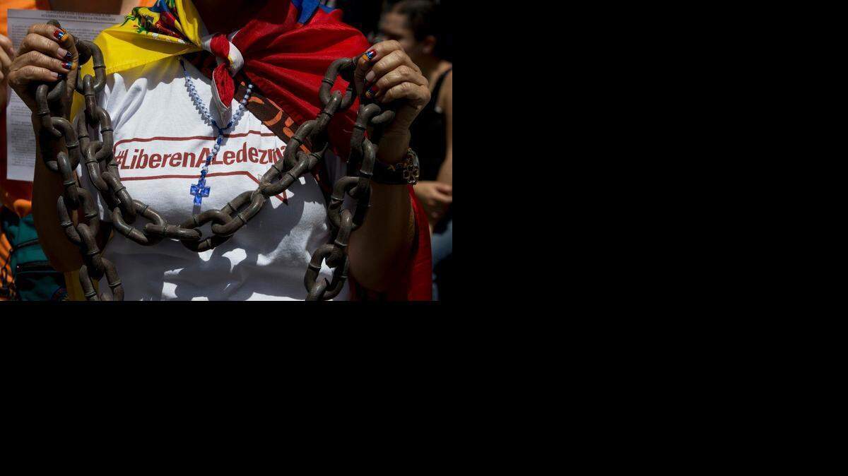 
IN OPPOSITION: Protester, wearing a T-shirt that reads in Spanish: “Free Ledezma,” in reference to Caracas’ mayor Antonio Ledezma, holds a chain during a protest in that city last month. 
