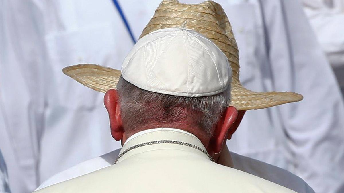 
Pope Francis is greeted by Cuban President Raúl Castro as he arrives to celebrate mass in the Plaza of the Revolution in Holguin.
