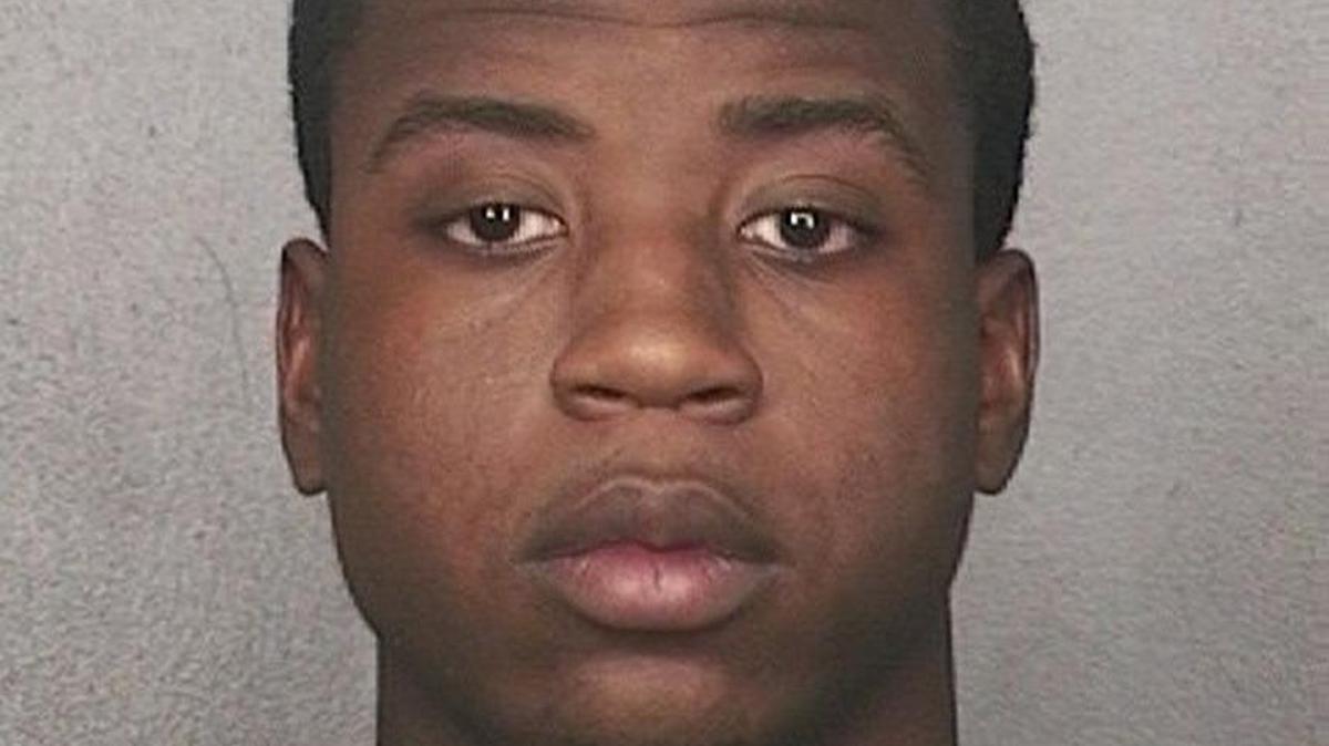Accused murderer Dayonte Resiles managed to slip out of his restraints and escape from a Broward courtroom last week.