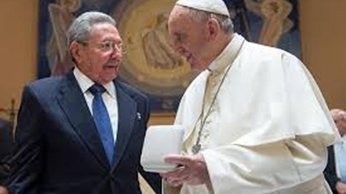 
BOUND FOR CUBA: Pope Francis, set to visit the island, chats with Cuban leader Raúl Castro during a private audience at the Vatican in May.


