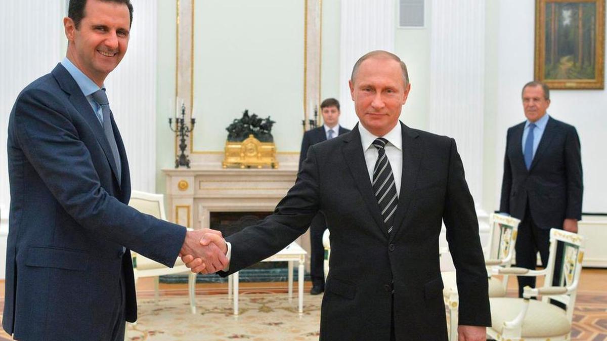 Last year, Syrian President Bashar Assad, left, met with Vladimir Putin, announcing some, but not all, Russian warplanes would leave Syria.