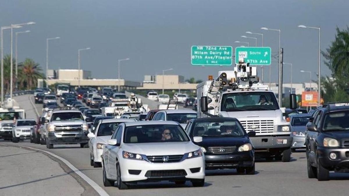 Toll-paying morning traffic heading east on the Dolphin Expressway. MDX motorists pay an average of $628,000 in tolls per day in 2016.