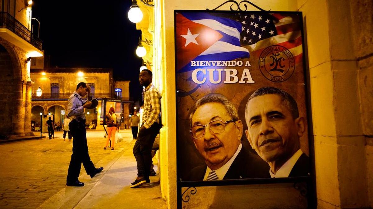 A poster welcoming the visit of President Obama to Cuba features portraits of Raúl Castro and the American president.