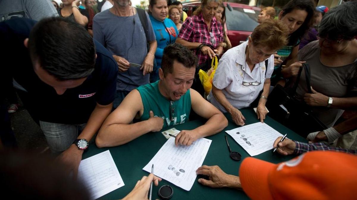 Venezuelans flocked to petition sites in Venezuela last week to initiate a recall referendum against President Nicolás Maduro.