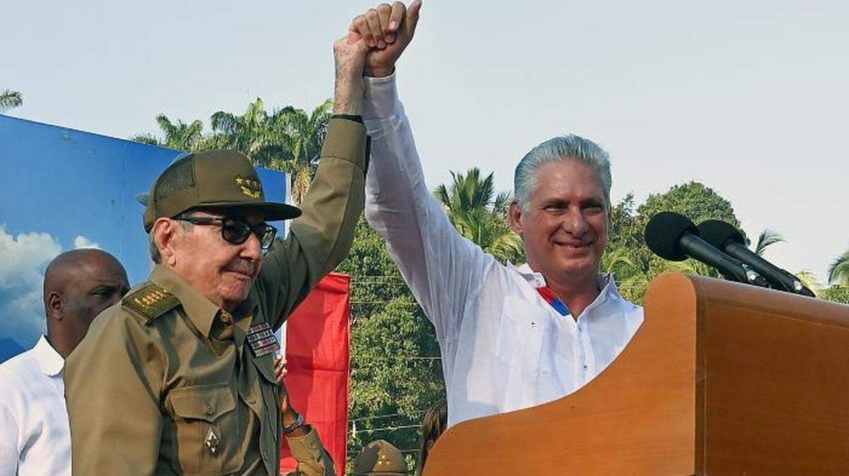 Raúl Castro, quien mantiene el título extra oficial de “líder de la Revolución” y Miguel Díaz-Canel, quien ocupa la presidencia y encabeza el Partido Comunista, durante un acto oficial en marzo de este año.