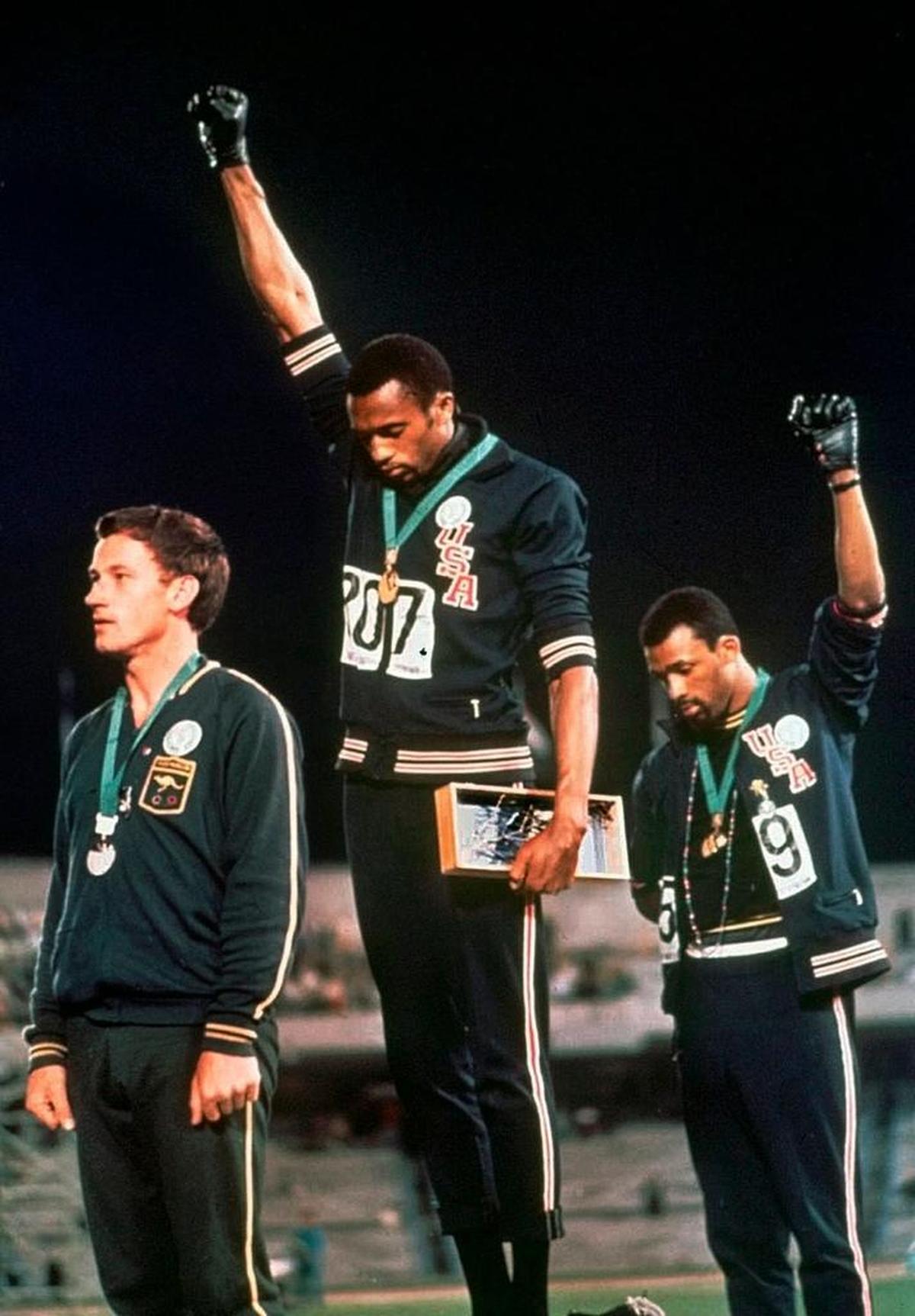 Tommie Smith y John Carlos hacen el saludo del Poder Negro en los Juegos Olímpicos de 1968.