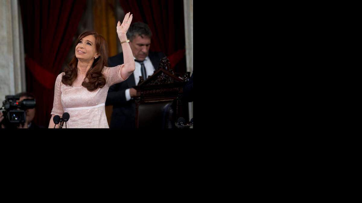 
LONG-WINDED: President Cristina Fernández de Kirchner waves to supporters before delivering a four-hour speech to Argentina’s National Congress on March 1.
