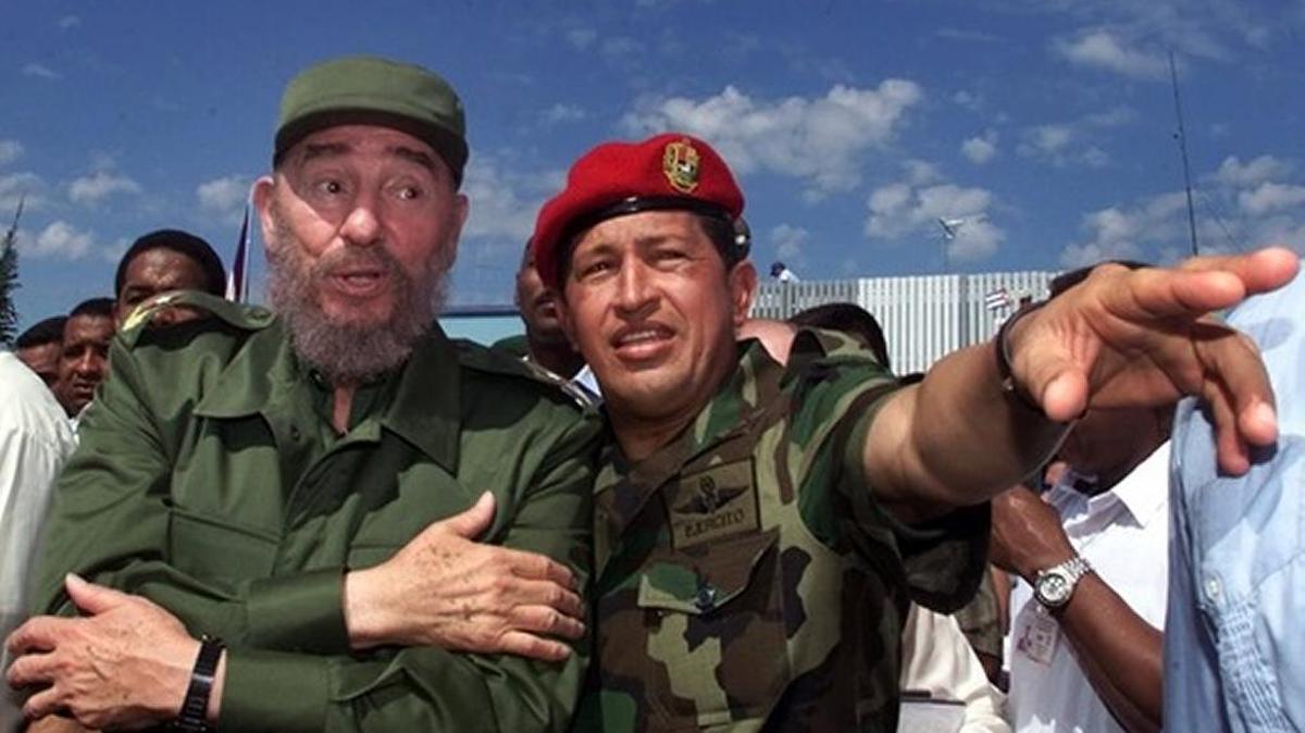In 2000, Fidel Castro, left, visited one of his mentees, Venezuela’s President Hugo Chávez, in Barinas, Venezuela.