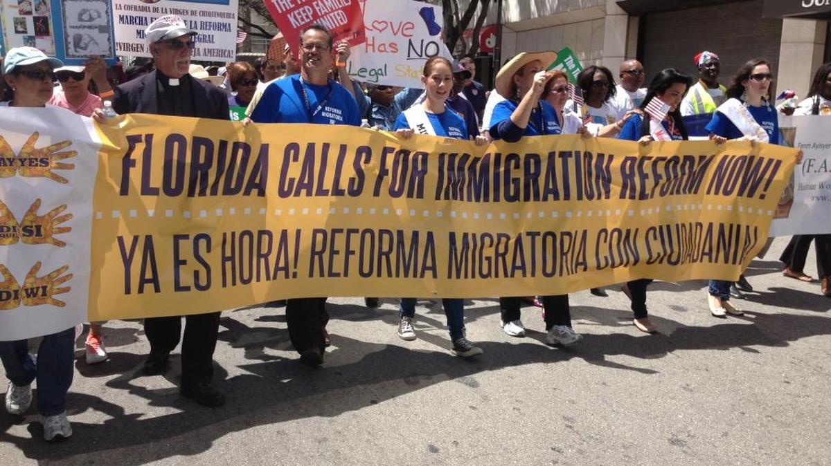 Florida lawmakers will consider a bill to require all state workers to cooperate with federal immigration officials.