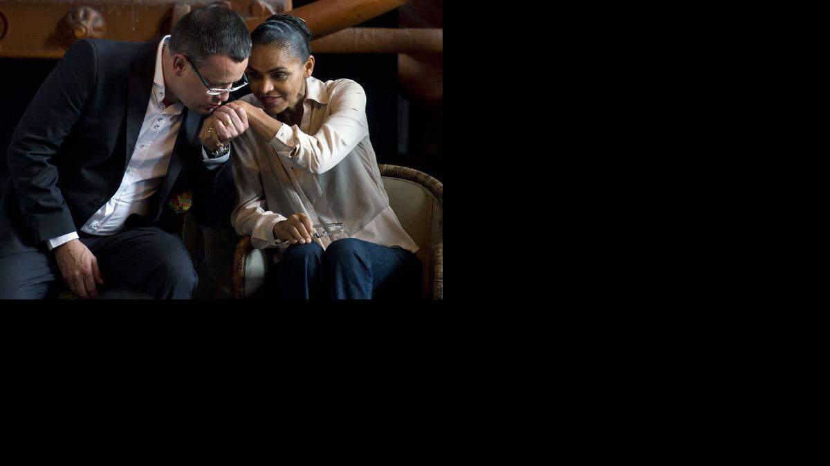 
THAT’S THE TICKET: Vice presidential candidate Beto Albuquerque kisses the hand of running-mate Marina Silva, presidential candidate of the Brazilian Socialist Party.
