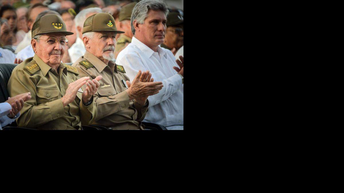 
APPLAUSE: Cuban President Raúl Castro (L), Ramiro Valdes (C) and Cuban first vice president Miguel Díaz Canel at a public ceremony in July.
