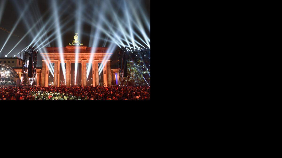 
WALL PARTY: Throngs of people attended a rally at the Brandenburg Gate on Sunday to mark the 25th anniversary of the fall of the Berlin Wall.
