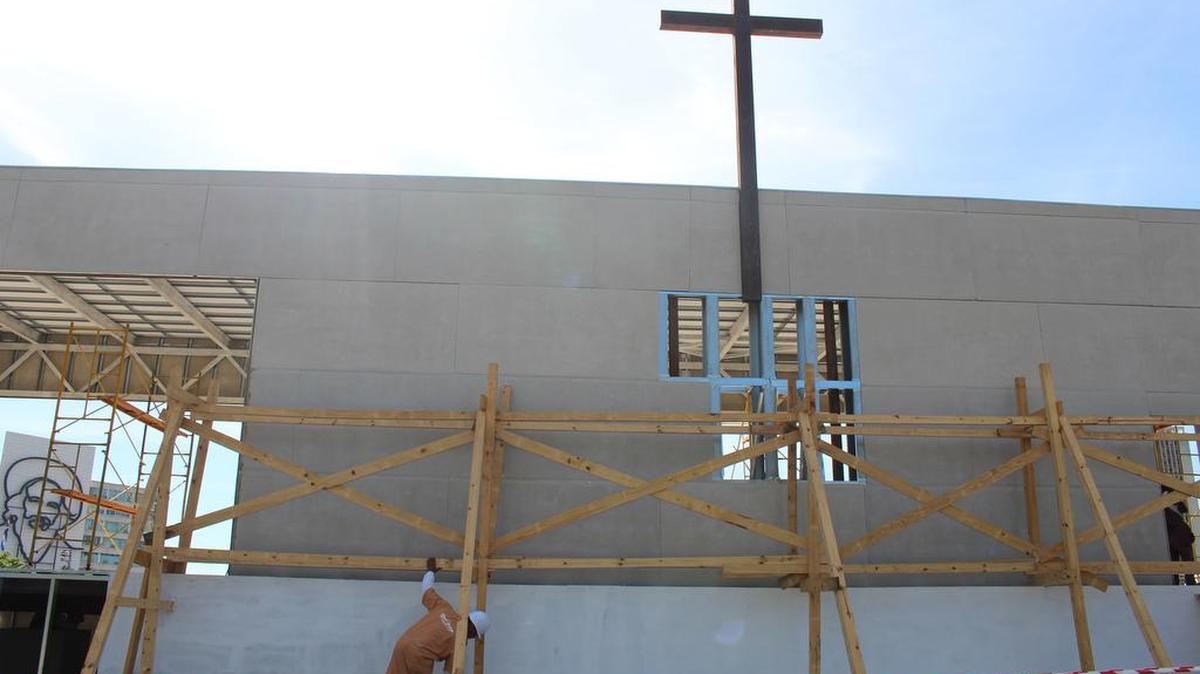 
GETTING READY: A cross rises above the structure where mass will be celebrated during Pope Francis’ Cuba visit, which begins Saturday.
