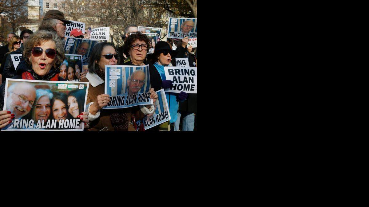 Partidarios de Alan Gross conmemoran el cuarto aniversario de su arresto en Cuba con una protesta en el Parque Lafayette Park, frente a la Casa Blanca en Washington DC.  
