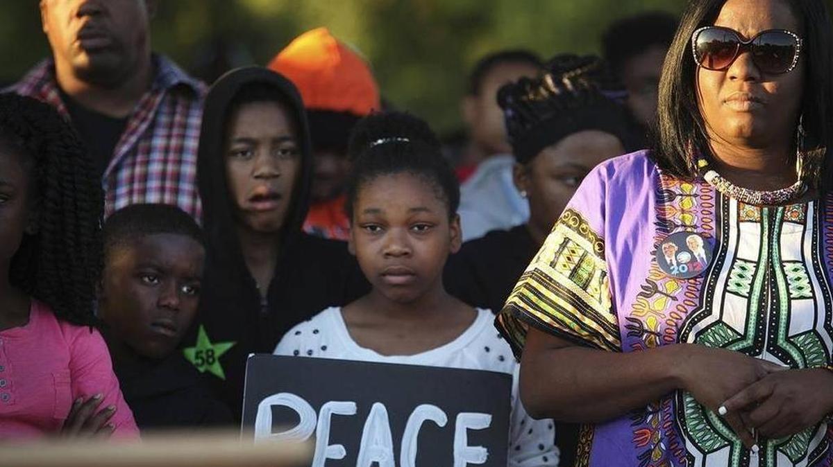 Tawana Akins, far right, organized a rally that drew hundreds of supporters in the wake of 6-year-old King Carter’s death.