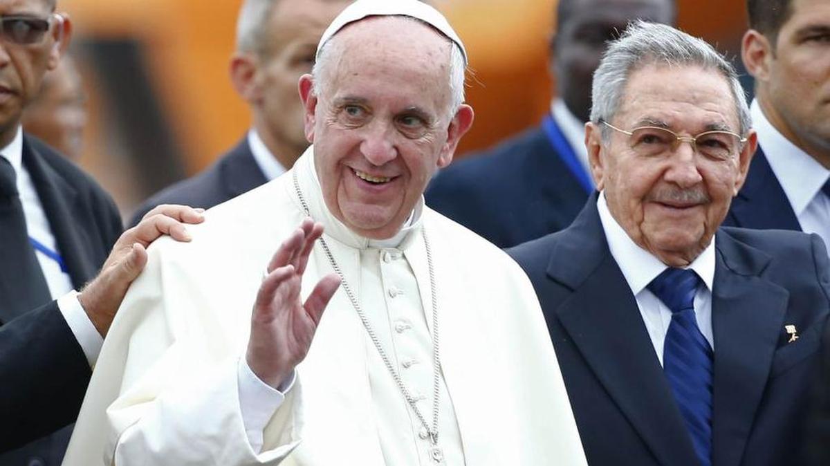 
Pope Francis, with Raúl Castro, at an arrival ceremony in Cuba for the pontiff.
