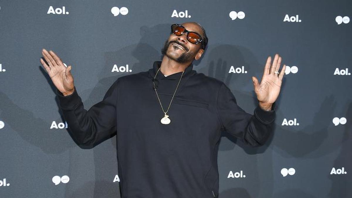 Hip-hop artist Snoop Dogg complained about the TV series ‘Roots’ because it did not focus on the successes of black people.