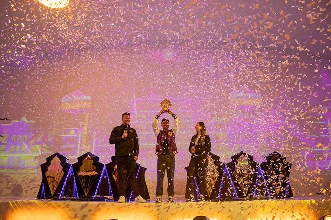 Sidney Ha lifting the trophy – First ever World Solitaire Champion