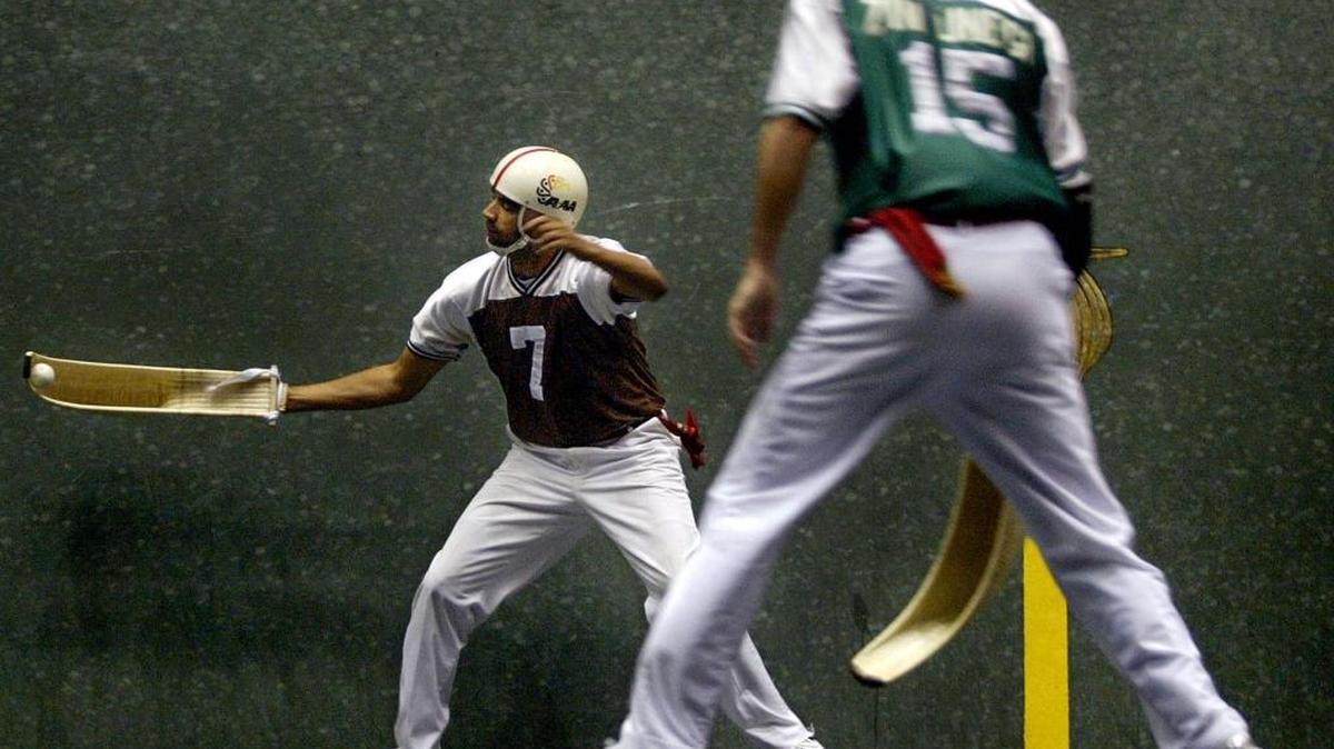Benny Bueno returns a shot at Miami Jai-Alai in 2006.