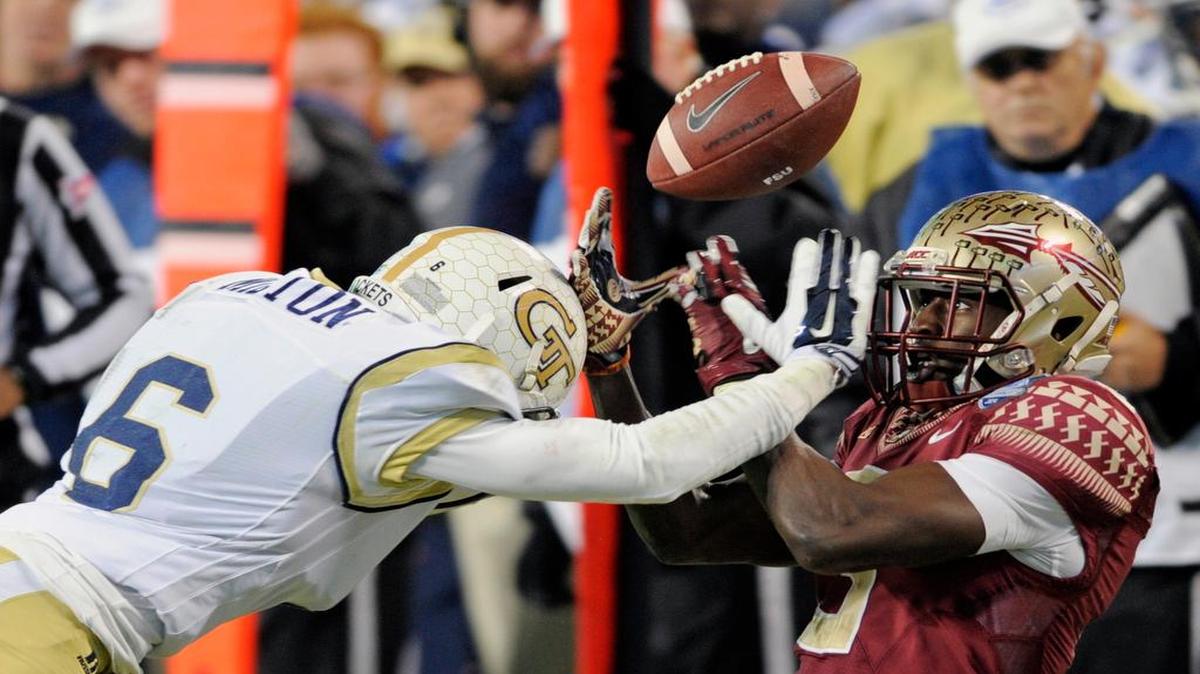 
Jesus Wilson catches a pass in a game against the Georgia Tech Yellow Jackets.
