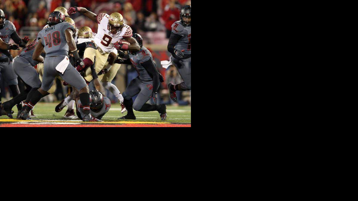 
Karlos Williams #9 of the Florida State Seminoles runs the ball against the Louisville Cardinals in the third quarter during their game at Papa John's Cardinal Stadium on October 30, 2014, in Louisville, Kentucky.
