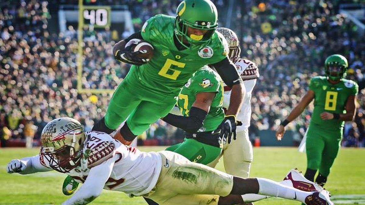 
Oregon wide receiver Charles Nelson (6) soars over Florida State defensive back Nate Andrews during the first half of the Rose Bowl on Thursday in Pasadena, California. 
